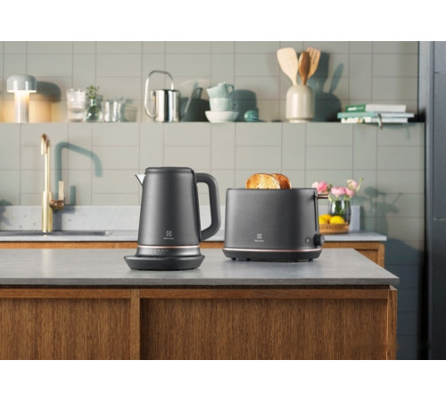 Электрический чайник Electrolux E7K1-6BP