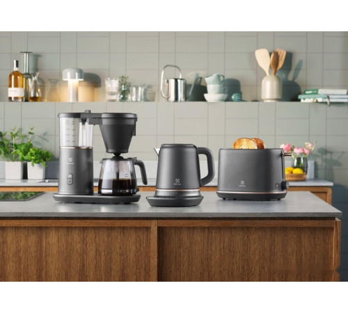 Электрический чайник Electrolux E7K1-6BP
