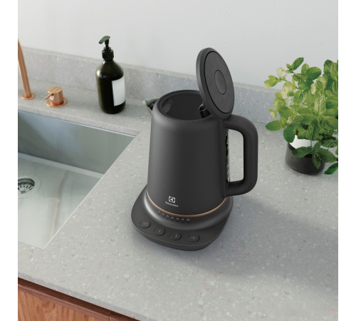Электрический чайник Electrolux E7K1-6BP