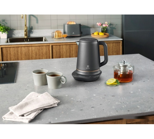 Электрический чайник Electrolux E7K1-6BP
