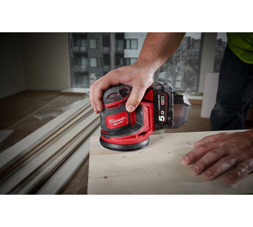 Шлифовальная машина Milwaukee M18 BOS125-502B 4933464229 (с 2-мя АКБ, сумка)