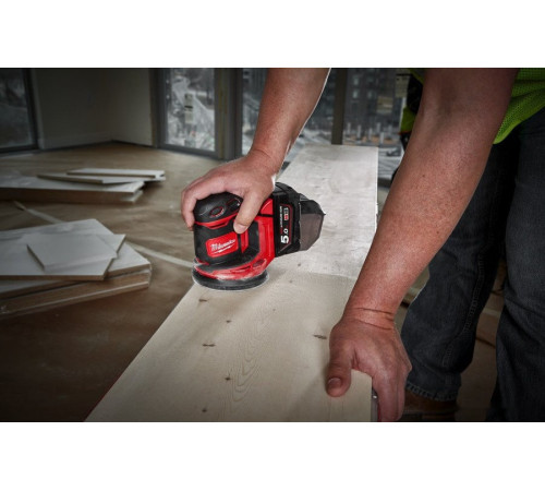 Шлифовальная машина Milwaukee M18 BOS125-502B 4933464229 (с 2-мя АКБ, сумка)